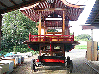 古くなった「山車」を新しく造りかえます。